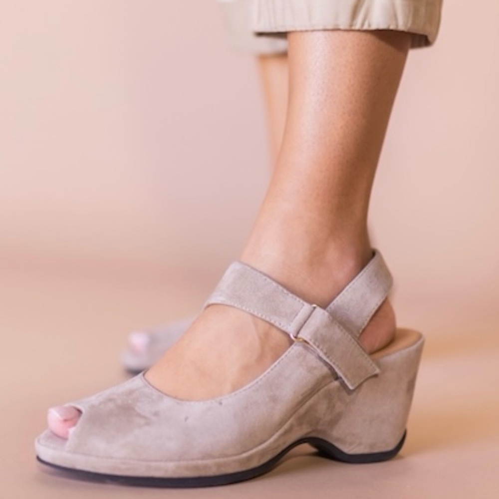 L'Amour Des Pieds LDP Women’s 6.5 Onella Peep-Toe Wedge Suede Tan Hook And Loop